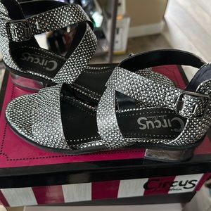 Strappy flat sandal with shiny silver heel